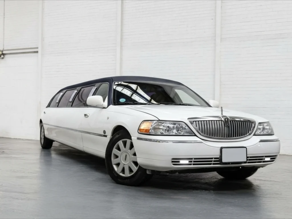Lincoln Town Car White exterior