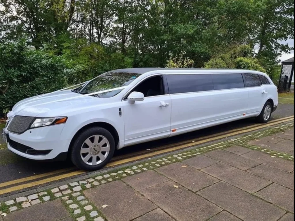 Lincoln MKT White exterior