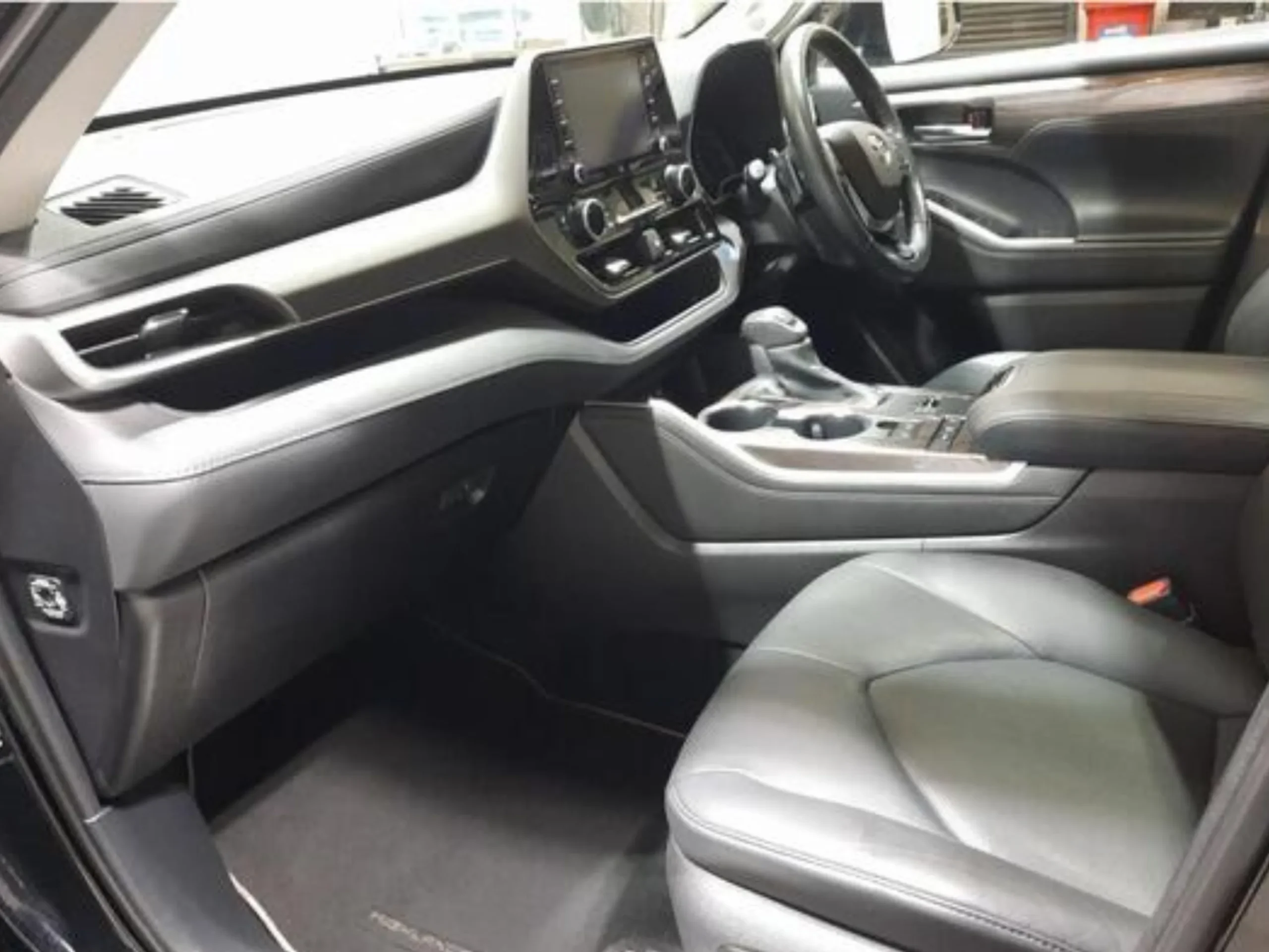 Toyota Highlander Hybrid Platinum interior detail