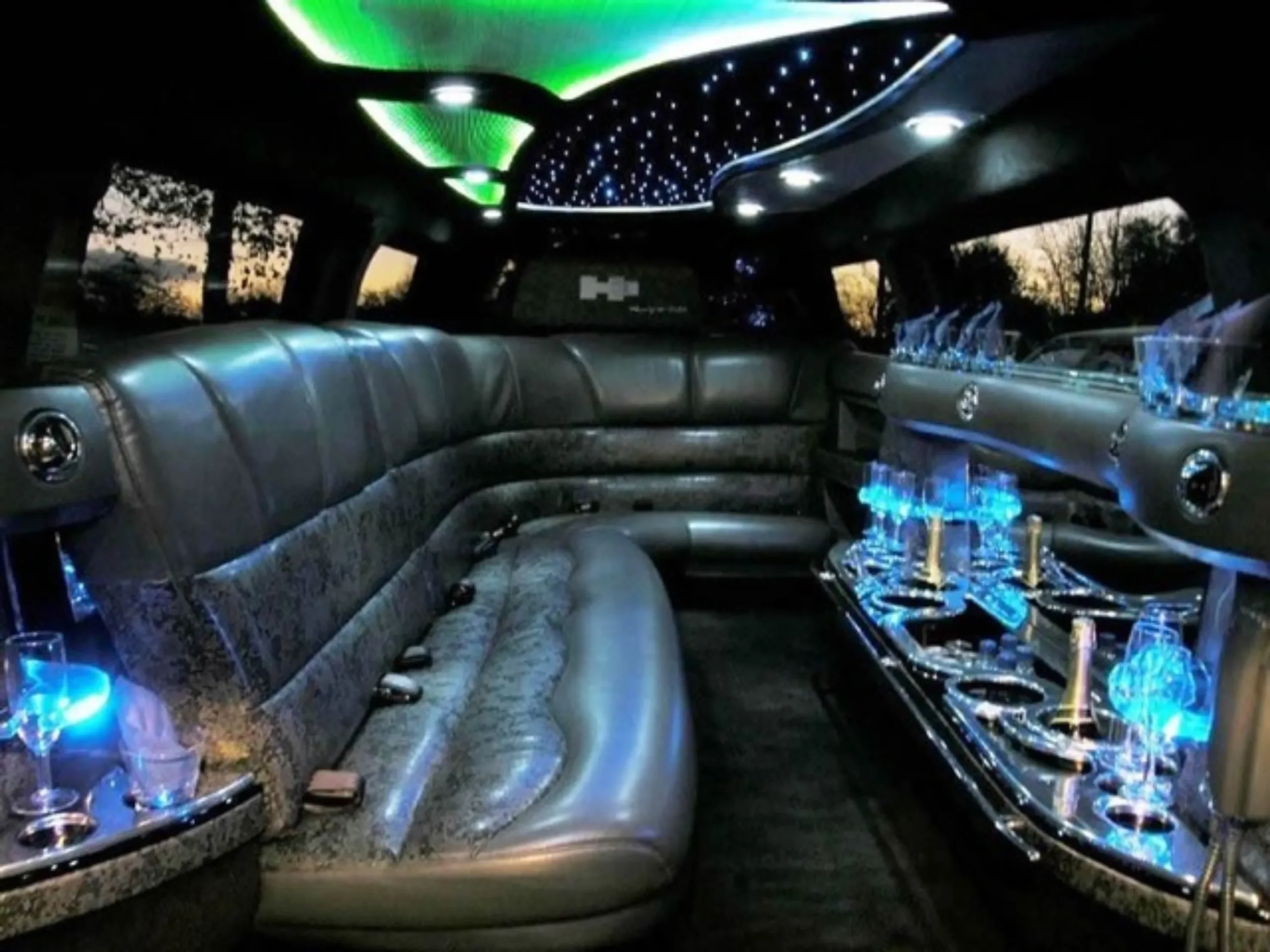 GMC Hummer H3 Super Stretch interior detail