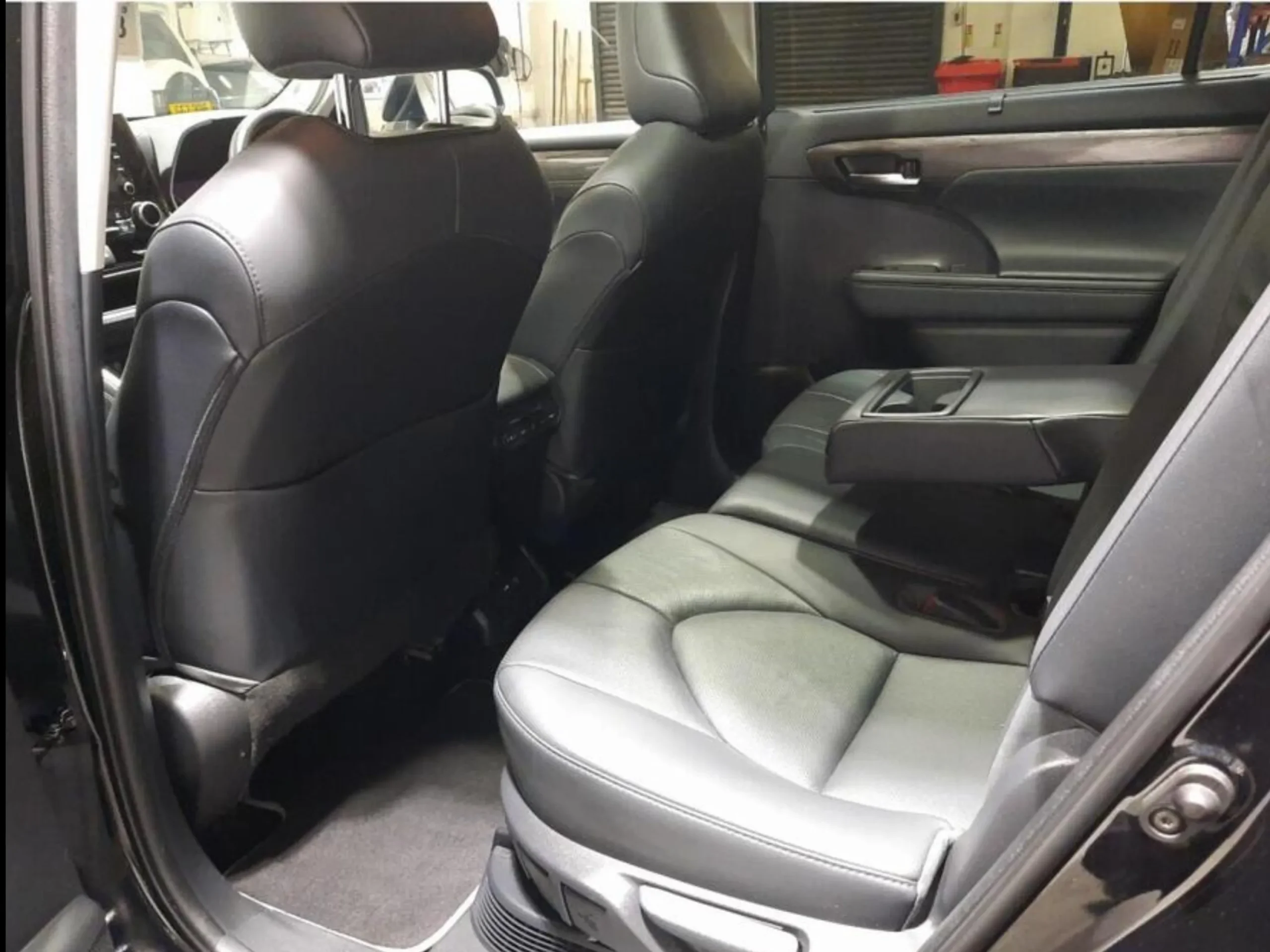 Toyota Highlander Hybrid Platinum interior detail