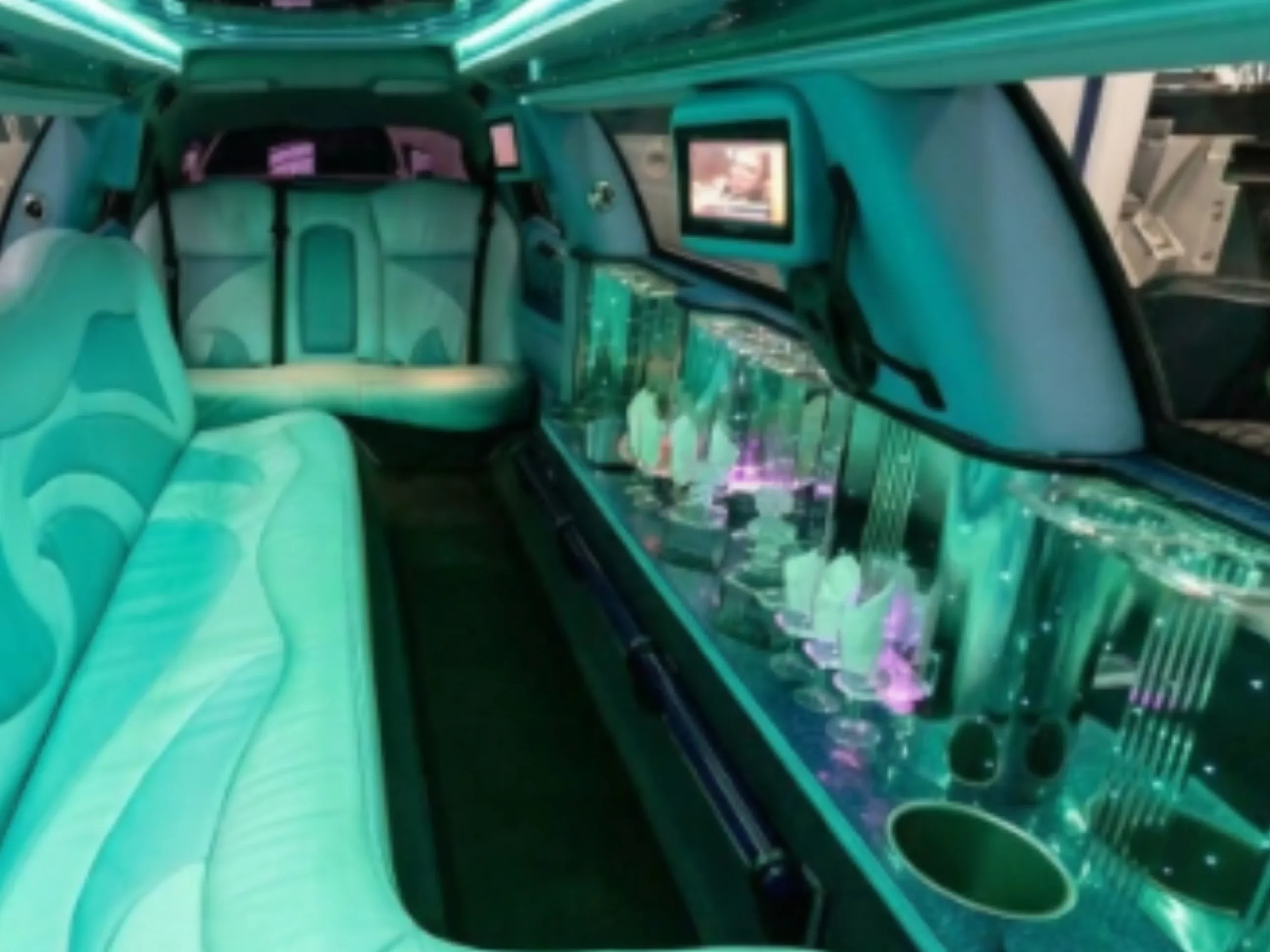 Lincoln Town Car Super Stretch White interior detail