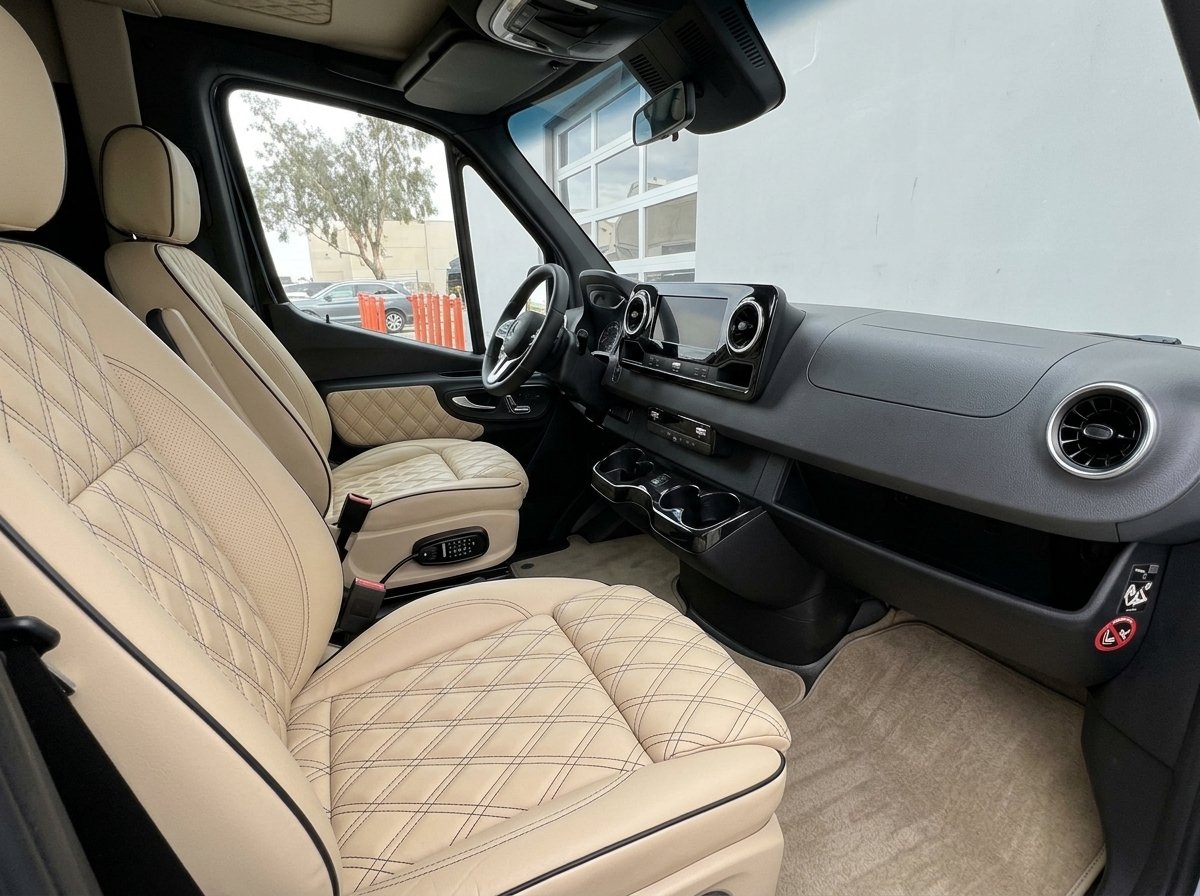 Mercedes-Benz Sprinter 3500 White interior detail